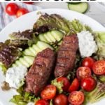 görög saláta fehér tányéron